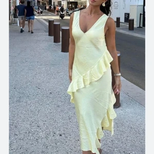 Klänning H&M - gul klänning med volanger från H&M, storlek M. Använd en gång! Lånade bilder💕