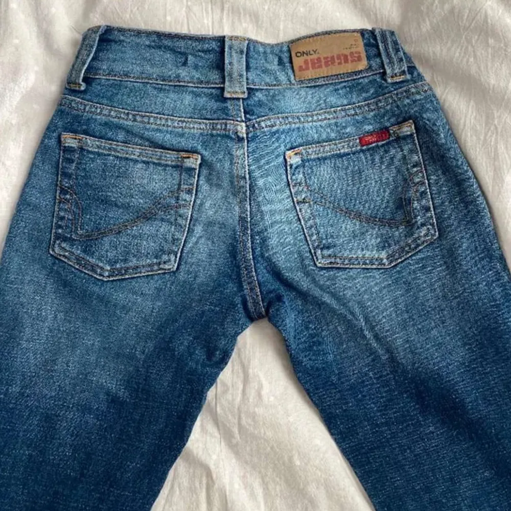 Säljer dessa super snygga lågmidjade bootcut jeans från only 💕 Bilderna är lånade från tidigare ägare! 🚨kan köpas direkt för 499 🚨. Jeans & Byxor.