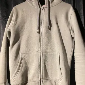 Säljer en Tommy-Hilfiger Zip-hoddie i storlek M men tycker den är liten för M så skulle säga att den passar bättre för S. Skick 8/10. Svarar gärna om ni har några funderingar! Pris kan diskuteras:)