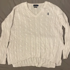 Vit Ralph Lauren tröja med split - En vit ralph lauren tröja med split på sidorna i storlek S