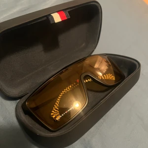 Tommy Hilfiger solglasögon  - tommy hilfiger solglasögon, kollektion Gigi hadid. Riktigt snygga, sparsamt använt. Fodralet har fått smink. Inköpspris var runt 1900kr 
