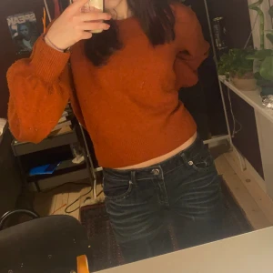 Stickad tröja - Orange/ bronz färgad tröja. Stickad och har en cropped fit som passar bra till lågmidjade jeans etc. (Är nopprig❗️men kan nog fixas)Säljes pågrund av att den inte kommer till användning. 