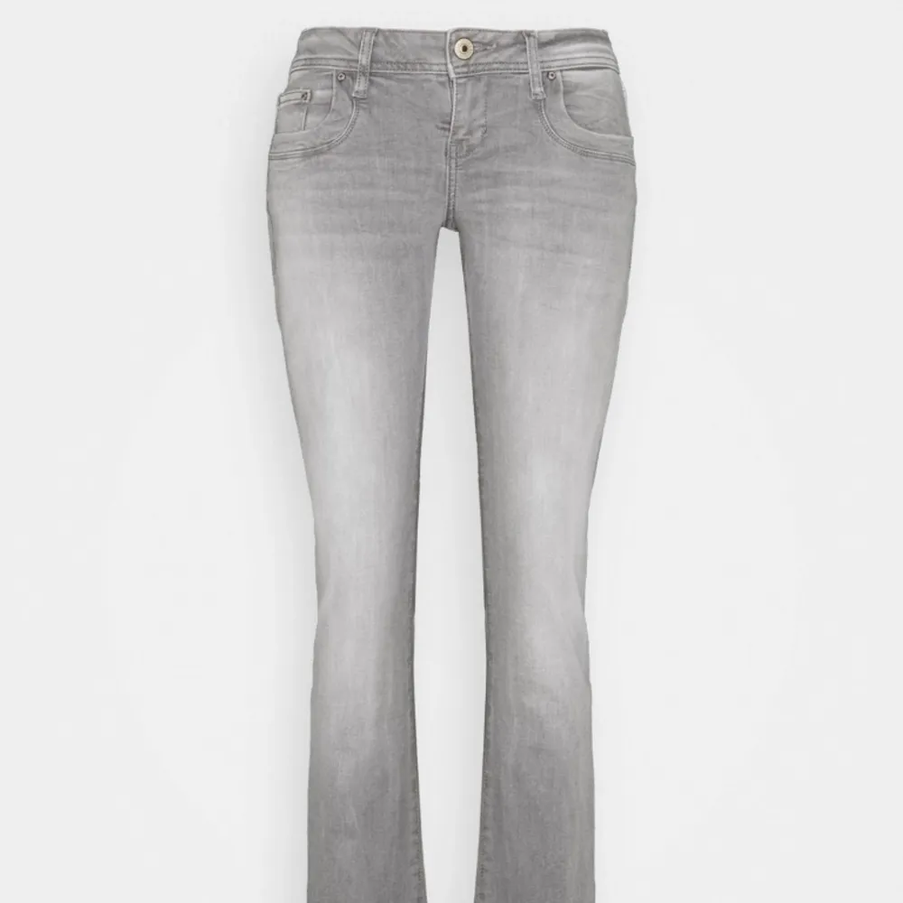 Säljer ett par LTB jeans som är grå i stl W25, L34! Jeansen är använda men är i ett jätte bra skick💕. Jeans & Byxor.