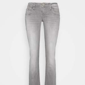 Säljer ett par LTB jeans som är grå i stl W25, L34! Jeansen är använda men är i ett jätte bra skick💕