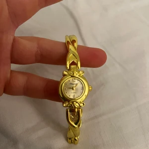 Gullig klocka  - Klocka i guld tillverkad av rostfritt stål. Ej testad då den var för stor. Batteri behövs men fin även som acessoar💖