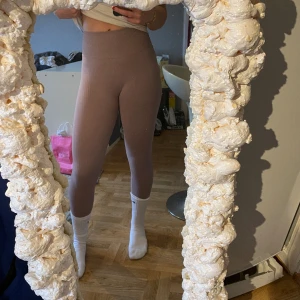 Amin träningstights💞 - Ett par fina ribbade gammelråsa amin tights i stolek xs. Säljer dem för att de är för små men de är i bra sick💞priset är diskuterbart vid snabba affärer💞