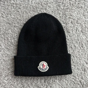 Moncler mössa - Moncler mössa! Mössan är äkta (scanna qr koden på bild två för äkthetsbevis) och nypriset är 2225kr! 