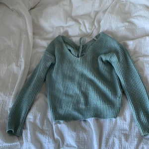 Stickad - Stickad tröja från Nelly, knytning i ryggen. Fint skick!