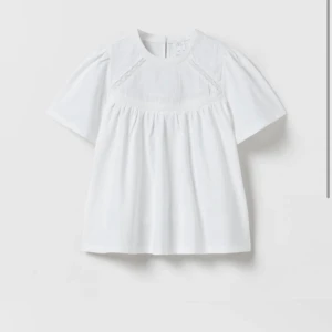 Broderad söt topp - Vit topp från Zara barn med fina detaljer, använd fåtal gånger då den är lite liten i bysten för mig! 