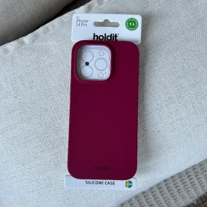 Holdit mobilskal - Mobilskal från holdit till iphone 14 pro endast uppklippt insåg när jag skulle sätta på det att jag hade köpt fel modell tyvärr. Nypris 199 🫶🏻