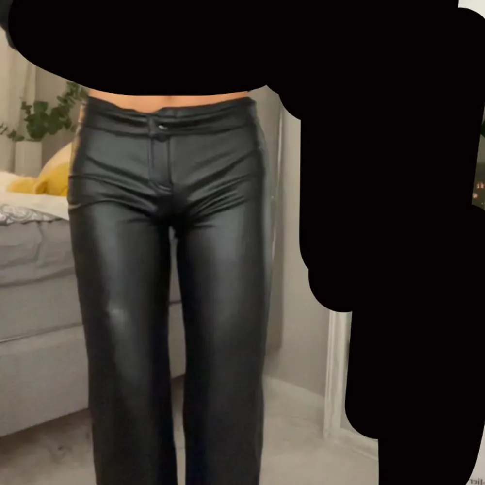 Väärldens finaste Skinnbyxor från calzedonia!! Endast använda några gånger!! Storlek M men passar S med 💞. Jeans & Byxor.