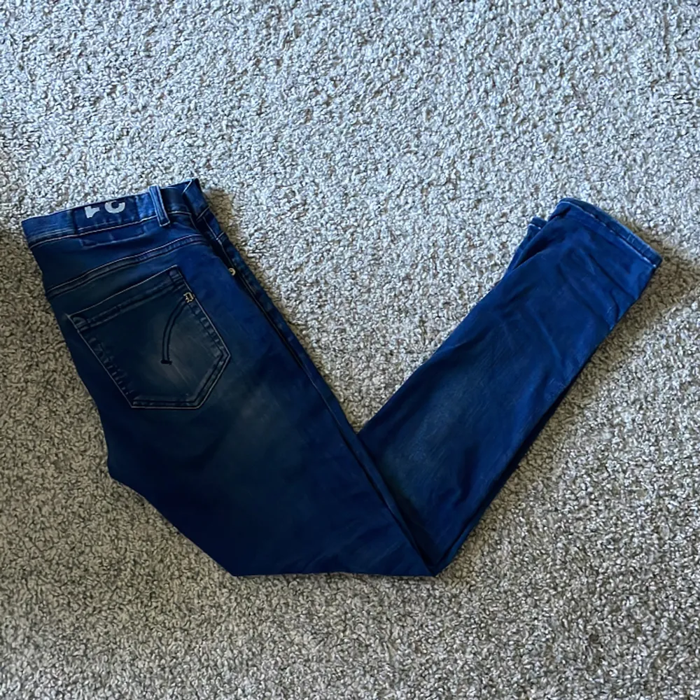 Blåa jeans från märket Dondup. Mycket snygg sliten modell. Storlek 31 med skicket 8/10! Vid fler frågor, skriv gärna privat // AR. Jeans & Byxor.