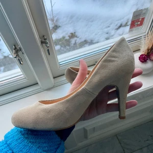 Vintage Lindex pumps - Märke: Vintage Lindex oanvända Storlek: 38 (små)  Material: Fejkmocca Skick: Oanvända men utesluter inte lite smuts från förvaring 