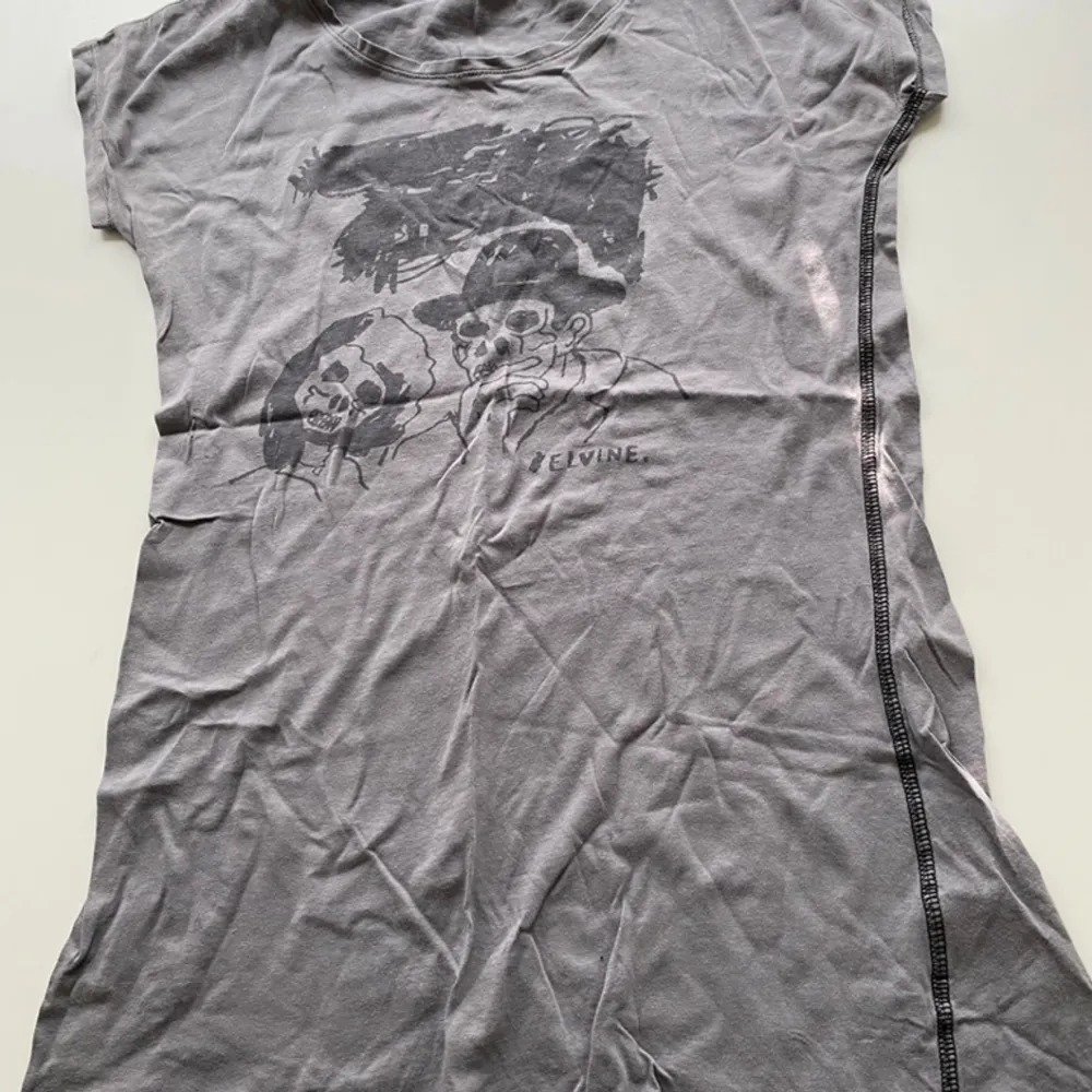 Lång Elvine topp strl xs fint skick dock skrynklig på bild 🤗 grå med tryck se bild . T-shirts.