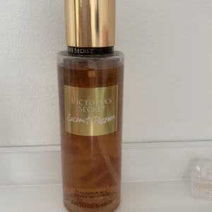 Bodymist  - Säljer en jättegod bodymist som inte kommer till användning tyvärr❤️ Det är 250 ml och är i doften ”coconut passion”❤️
