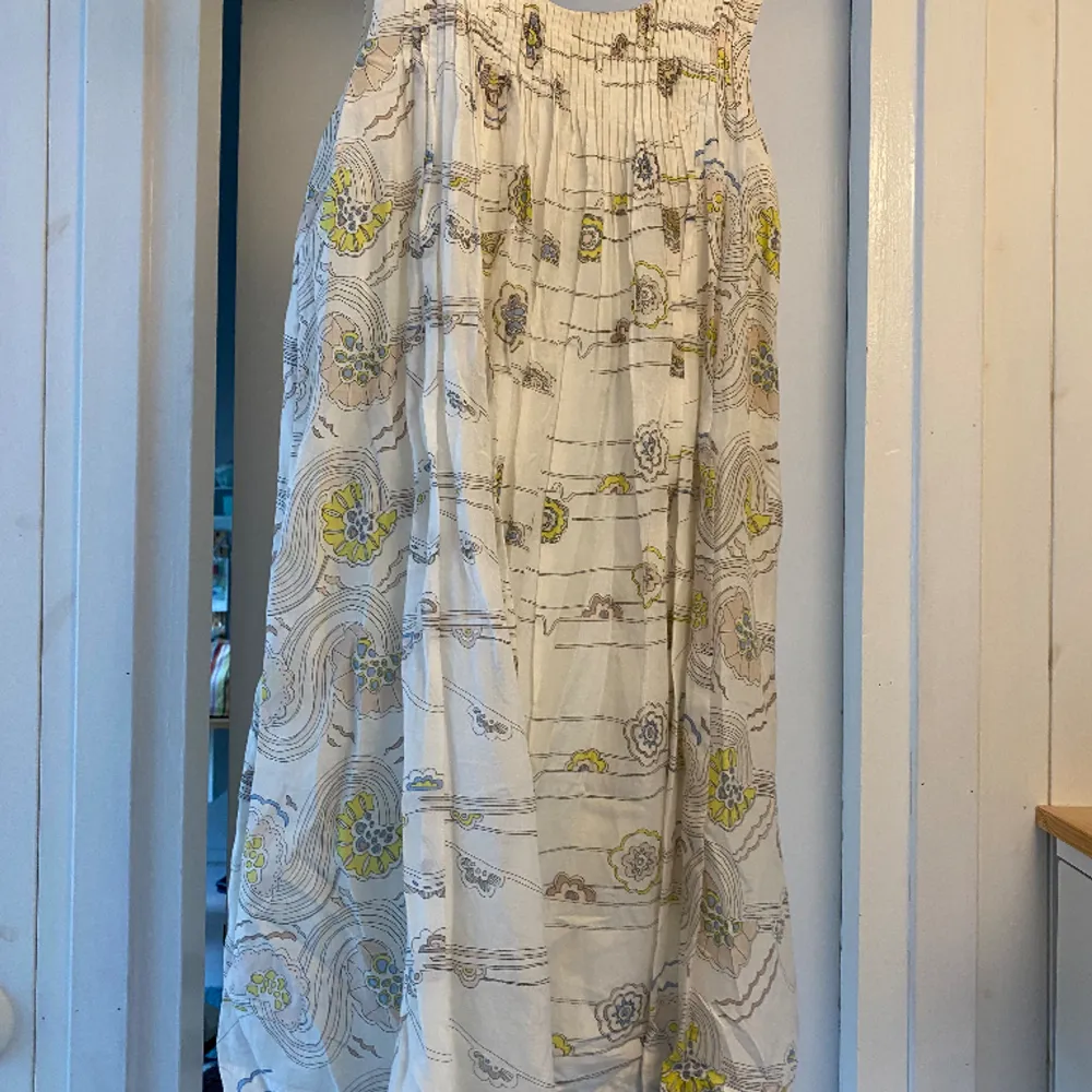 Sommrig klänning från ” designers remix collection by Charlotte Eskildsen ” Sparsamt använd så i väldigt fint skick!🩷. Klänningar.