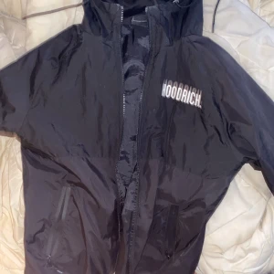 Hoodrich vinter jacka - Den är xs men den passar på S och den kan även gå till M men då är den mer tajt  Inga fel på den den är it sönder någon stans heller