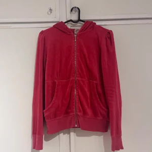 vintage juicy couture  - vintage juicy couture kofta i storlek M. tror den är från sent 90-tal eller tidigt 2000 tal. fler bilder vid förfrågan. Fina scrunchdetaljer vid axlar och under brösten.