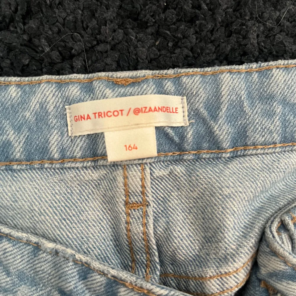 Jeans med med hål från Gina Tricot i fint skick!. Jeans & Byxor.