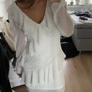 Vit klänning  - Jättefin vit kläning, använd ändast en gång, jättebra skick 
