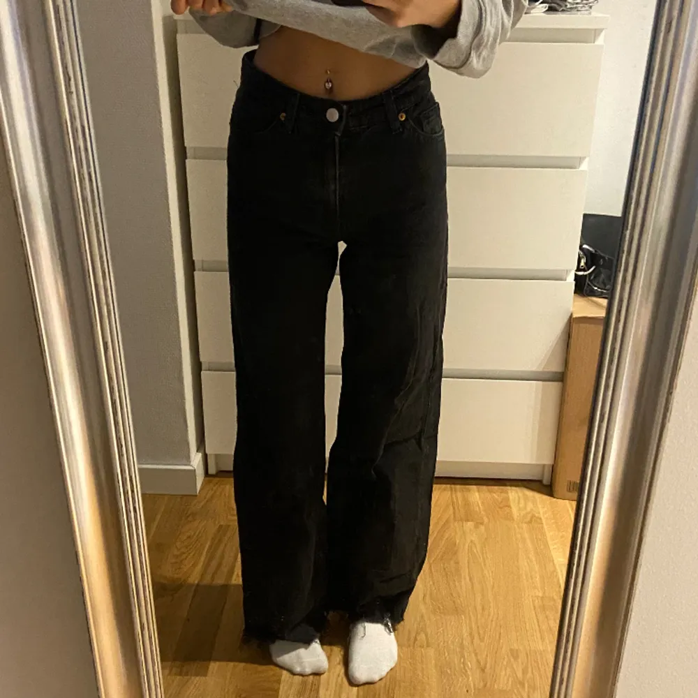 Säljer dessa svarta vida jeans med hög midja från Monki, tyvärr har de blivit för stora för mig. Jag har klippt benen så de passar någon som är 160 eller något kortare/längre! De är i bra skick. Storlek 24. Köpta för 400, säljer för 150kr. . Jeans & Byxor.