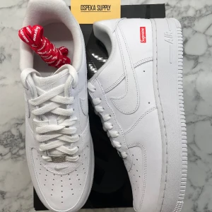 Nike Air Force 1 Low White Supreme  - Hej,   Säljer ett par av dem populära Nike air force 1 Low supreme white. Helt nya och aldrig testade. Kvitto finns!   Storlek: 44EU/ 10US   Skicka ett dm vid frågor eller fler bilder. Finns att hämta i Umeå eller skickas.  Mvh, Oscar 