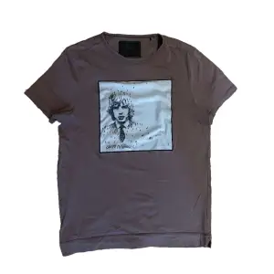 Limitato T-Shirt, Ny skick 9/10 Storlek S. Tveka inte på att höra av dig vid minsta lilla fråga eller fundering!