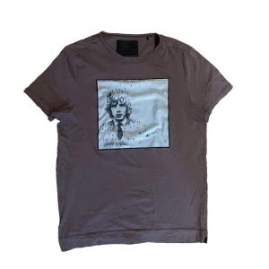 Limitato T-Shirt  - Limitato T-Shirt, Ny skick 9/10 Storlek S. Tveka inte på att höra av dig vid minsta lilla fråga eller fundering!