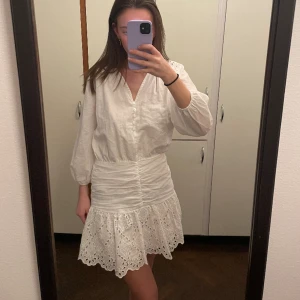 Vit klänning - Perfekt till studenten och superbra skick. Fina spets detaljer på axlarna. Jag är 168 cm! Står M som storlek men jag har S och den passar mig bra. Dragkedja i sidan som gör att det formar snyggt vid midjan.