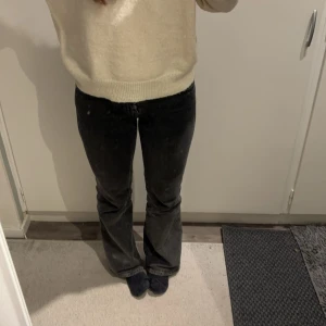 Gina tricot jeans - Gråa lågmidjade bootcut jeans från gina. Sparsamt använda och i väldigt gott skick. Skriv för fler bilder eller frågor🩷🩷