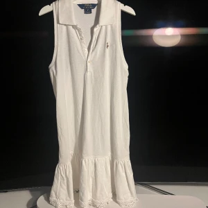 Ralph Lauren klänning  - Vit Ralph Lauren klänning för barn!
