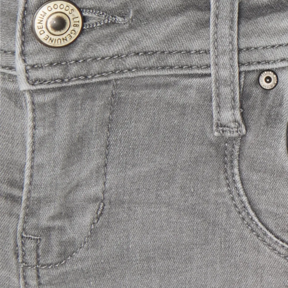 Vill byta ett par gråa lbt jeans till några i en mindre storlek!!!💞mina är i storlek 27:30 men vill gärna ha ett par 26:30⭐️skriv om ni är intresserade . Jeans & Byxor.