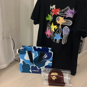 Bape t shirt - Säljer nu denna jätte coola t shirt från a bathing ape då den ej kommer till användning längre! Köpt i new york, knappt använd. Har kvitto dustbag och påsen man fick med när man köpte den. Skriv vid frågor 🩷