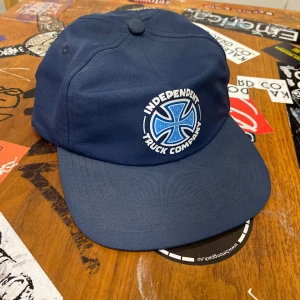 Independent keps  - En grym jävla independent keps med skit Nice passform.  Helt oanvänd. Nypris: 500kr