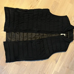 Jack & Jones väst - Riktigt snygg Jack & Jones  väst i storlek S, sen är svart och är i jätte bra skick. För fler frågor, kontakta gärna🤝