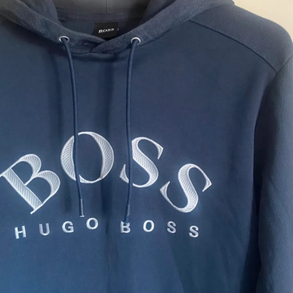 Hugo boss tröja passar bra M och S den är inte helt ny pris kan diskuteras  . Hoodies.
