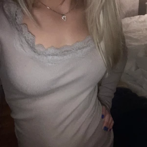 Jättesöt vila tröja med spets!!!! - Jättesöt Vila långtröja med spets!! Inte använt så mycket och säljer därav!! Öppen för prisförslag vid snabb affär💕 ÖPPEN FÖR BYTEN OCH SAMFRAKT 