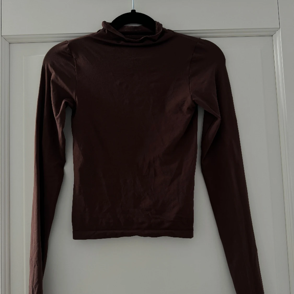 Brun polo från Skims 