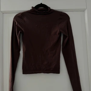 Brun polo från Skims  - Sååå snygg, köpt för 800kr och är helt slut på Skims sida. Materialet är så skönt, känns knappt. 