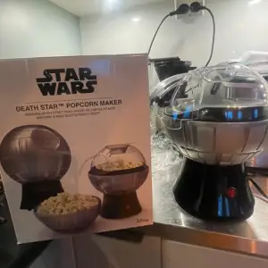 Star wars Death Star popcorn maskin.  Fick i julklapp, vill inte ha.  Lådan är lite markerad och själva popcorn skålen har en spricka på annars är den gott som ny!  - OBS : Maskinen har ett amerikans eluttag. 