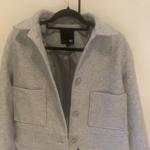 Kort kappa  - Säljer denna fina gråa kappan som är perfekt nu till våren. Den säljs pga att den ej används, den är i superbra skick då den använts 2-3 gånger. Storlek S. Nypris 400kr💕
