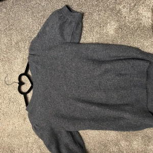 Stickad tröja  - Säljer denna as snygga stickade tröjan från Veromoda 😍😍 fint skick, använd runt 4-5 gånger! Lite nopprig men inget som man tänker på så! Skriv för fler bilder isf ❤️❤️