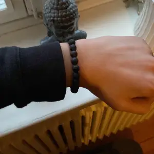 Schysst armband i svart, väldigt bra kvalitet.