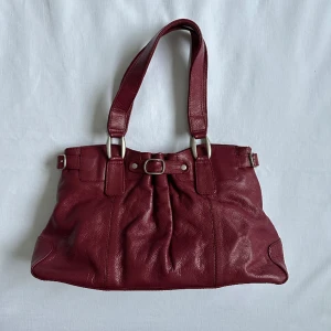 Väska  - Vinröd väska i äkta läder 