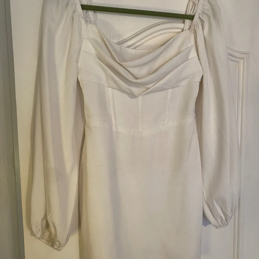 Superfin klänning som jag hade på min studentmottagning. Första bilden är från Princess Pollys hemsida. Satt bra på mig som är 170 lång med midjemått 70. Nypris ca 800 kr. Klänningar.