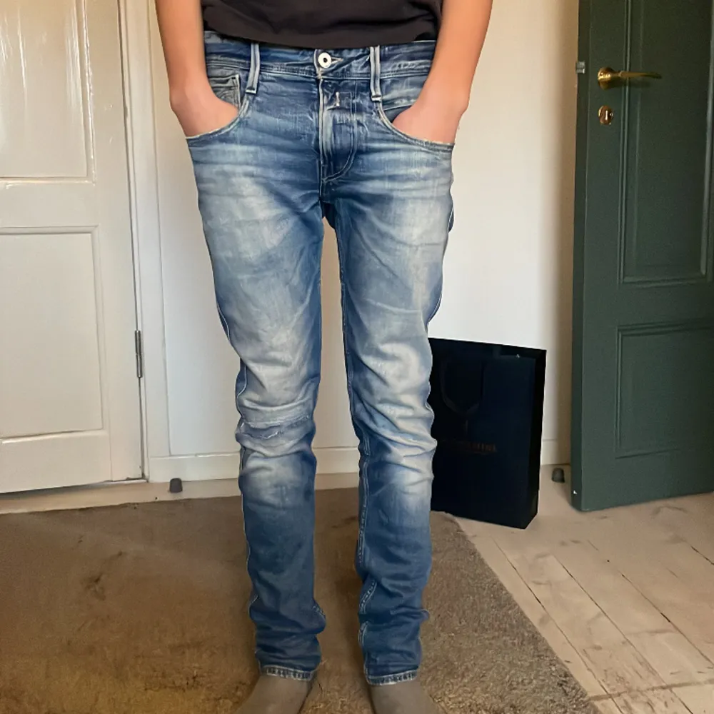 Tja! Säljer mina replay jeans i modellen anbass. Det är storlek 28.Nypris runt 1700. 1 flaw. Skriv om ni har frågor eller vill ha fler bilder 💯. Jeans & Byxor.