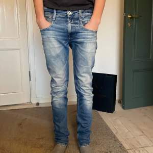 Tja! Säljer mina replay jeans i modellen anbass. Det är storlek 28.Nypris runt 1700. 1 flaw. Skriv om ni har frågor eller vill ha fler bilder 💯