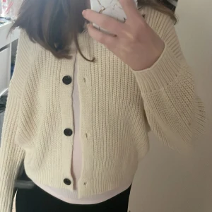 Söt kofta - Super söt kofta i nyskick perfekt nu till sena vårkvällarna. 