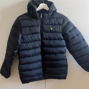 Säljer en Lyle&Scott junior jacka, använd fåtal gånger och ser ut som ny. Nypris 1000kr