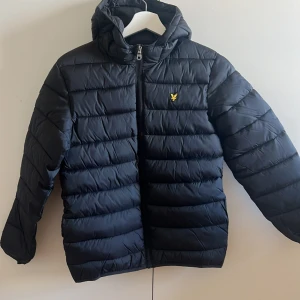 Lyle&Scott jacka  - Säljer en Lyle&Scott junior jacka, använd fåtal gånger och ser ut som ny. Nypris 1000kr